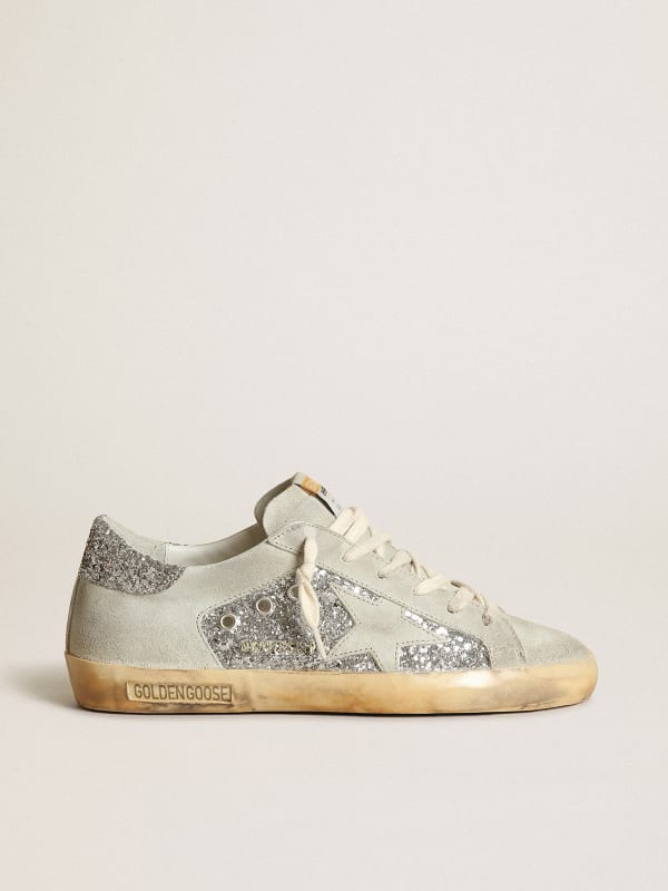 mando con las manos en la masa Artefacto Zapatillas deportivas Super-Star con purpurina plateada y estrella y  aplicaciones de ante color gris hielo | Golden Goose