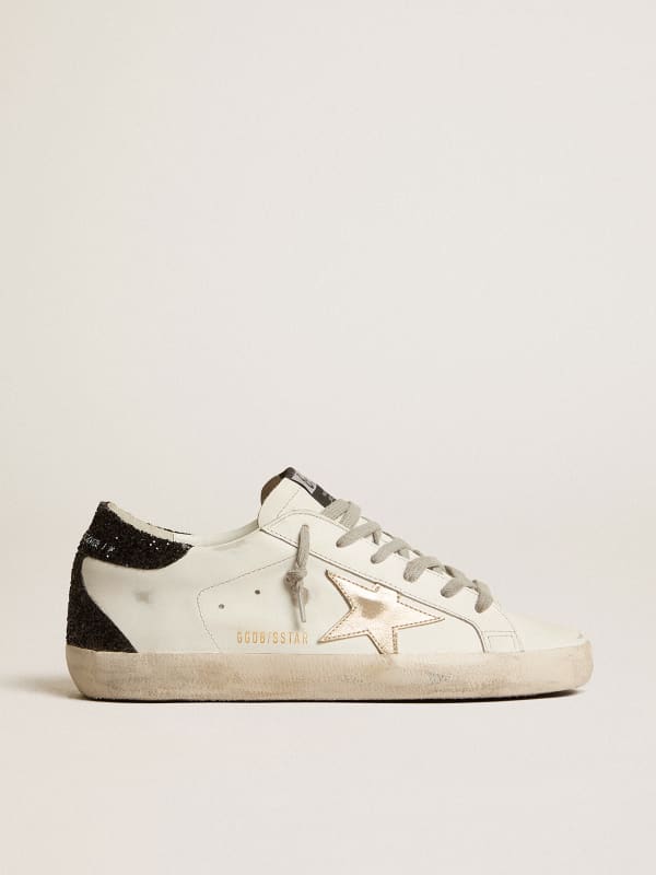 Super-Star avec étoile dorée et contrefort à paillettes noires | Golden Goose