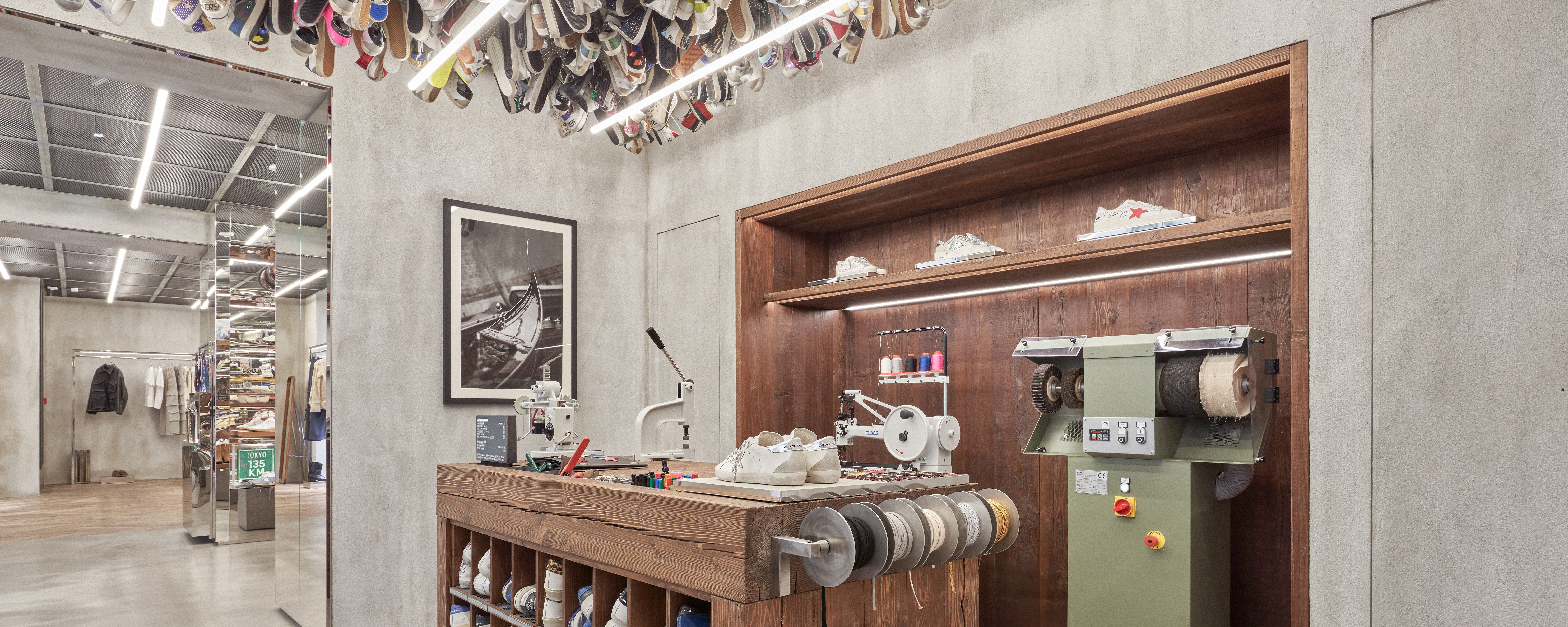 Golden Goose PARIS FLAGSHIP STORE 1 sur 3