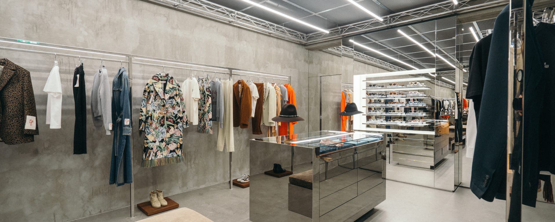 Golden Goose MILANO FLAGSHIP STORE / THE GOLDEN TV 2 / 4