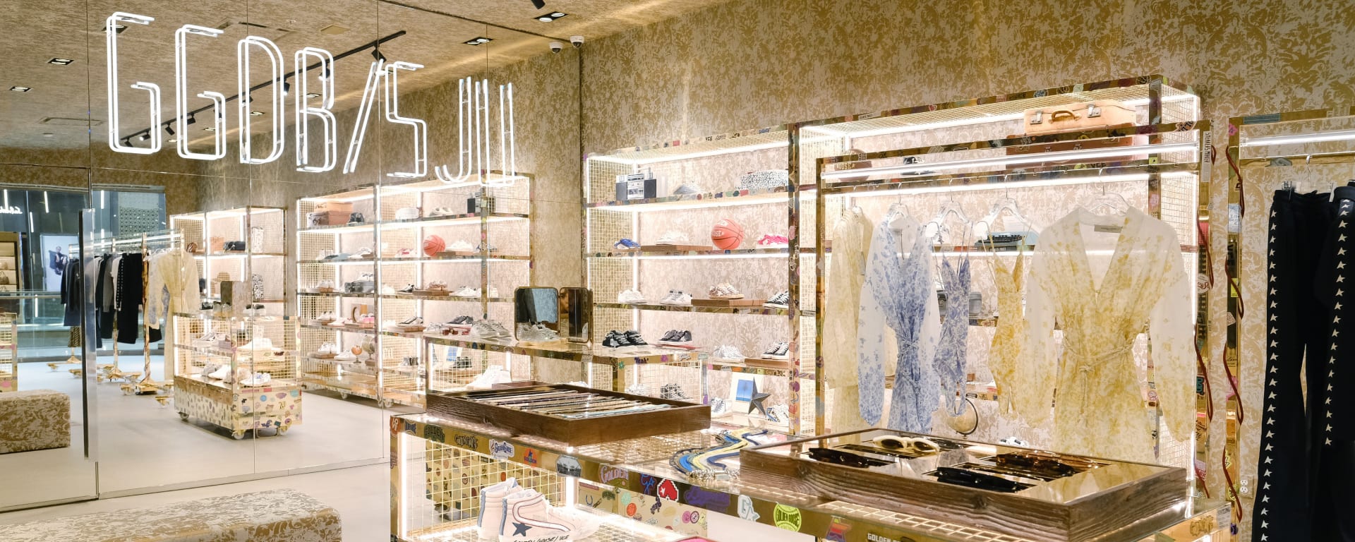 Golden Goose SAN JUAN FLAGSHIP STORE 1 / 2