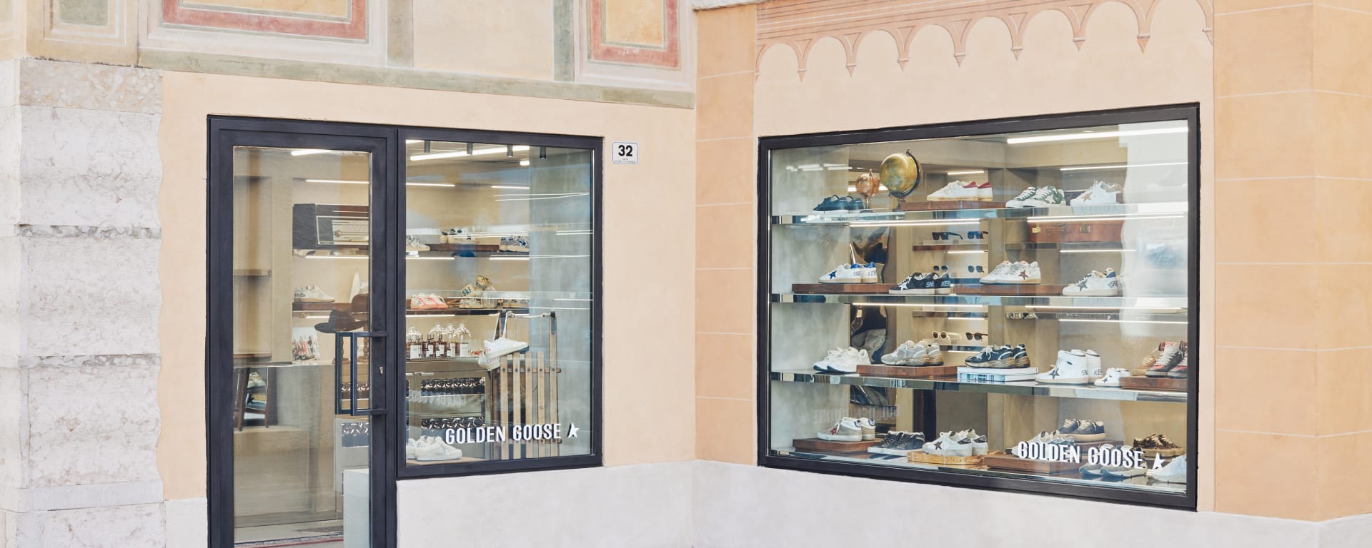 Golden Goose CORTINA FLAGSHIP STORE 1 di 2