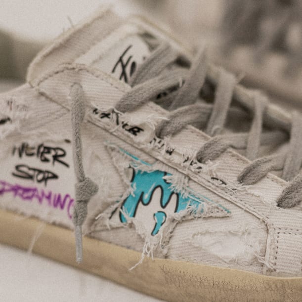 Dream Maker Collection: sweatshirts to customize and sneakers with patches