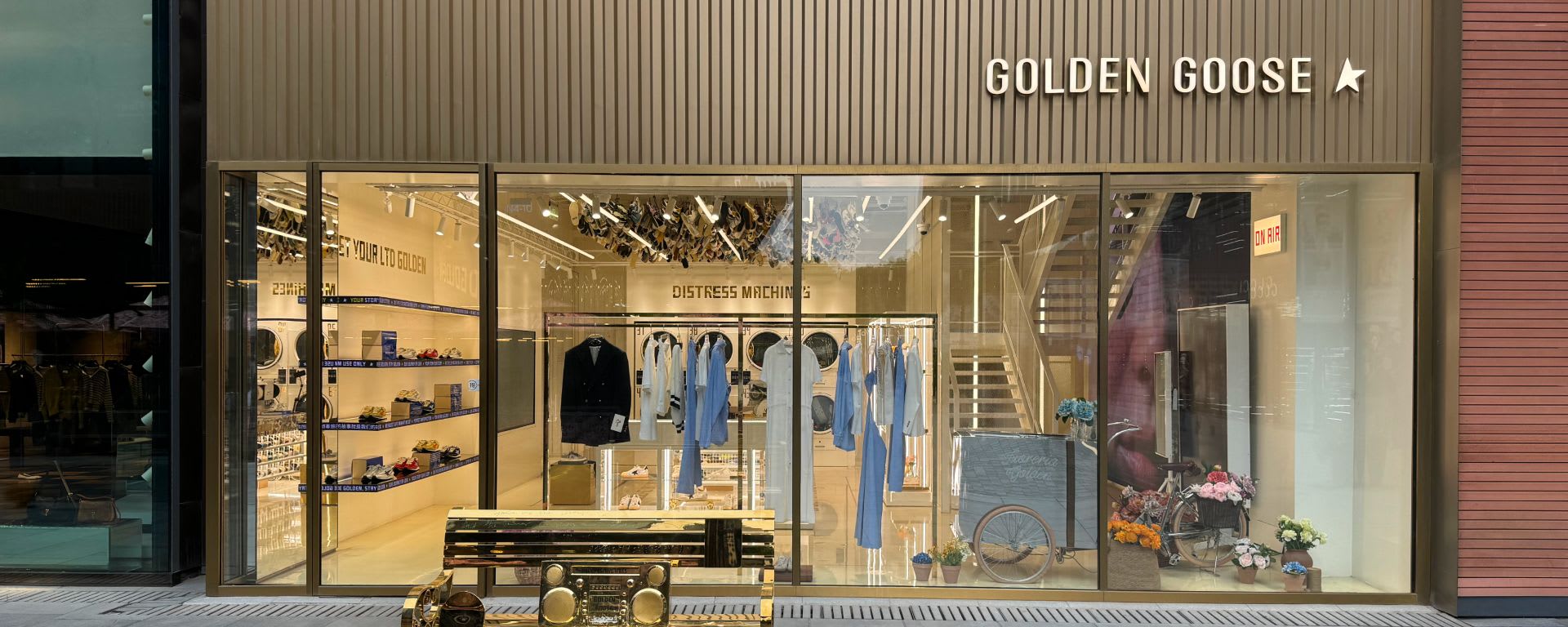 Golden Goose BEIJING FLAGSHIP - STORE 1 di 3