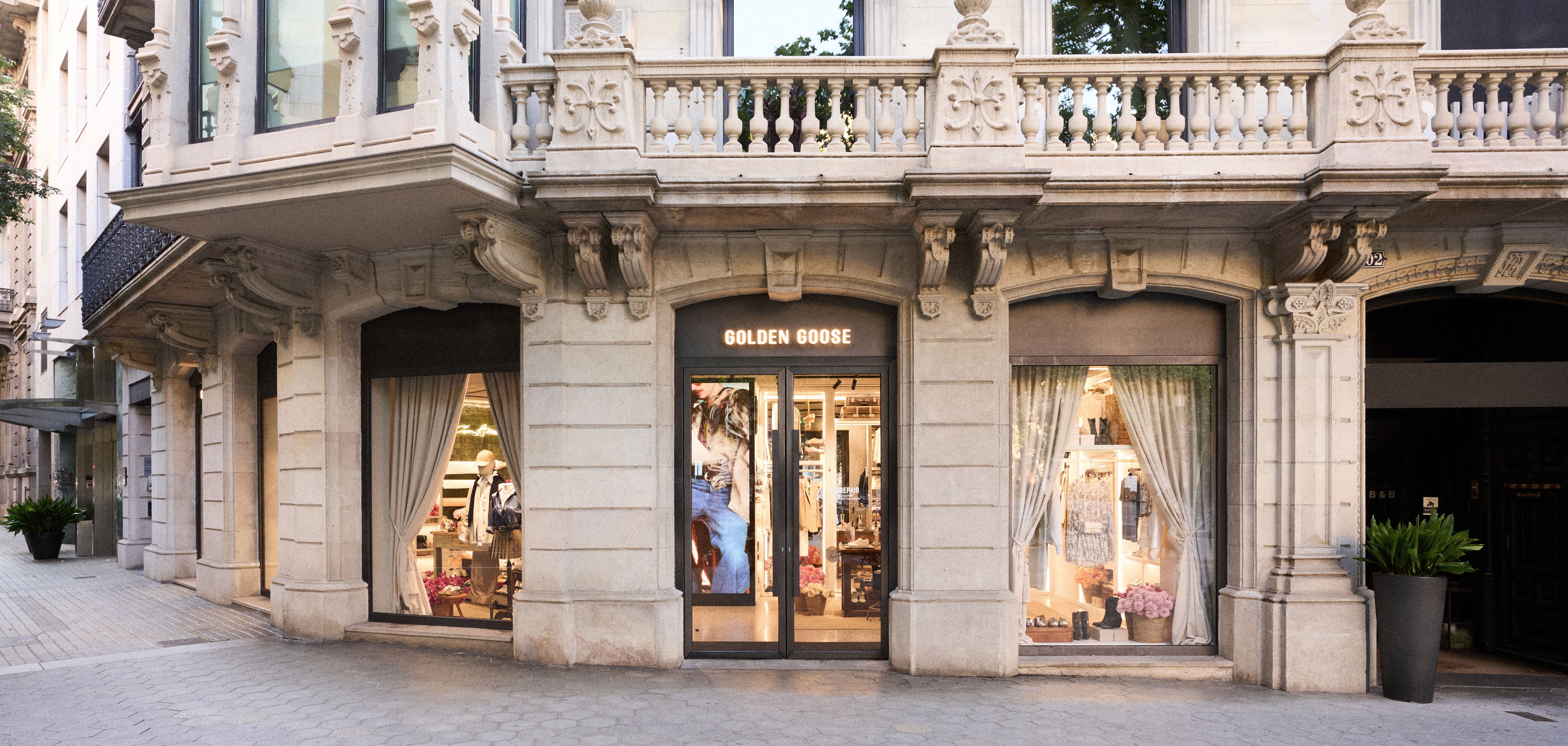 Golden Goose BARCELONA FLAGSHIP STORE 1 di 4