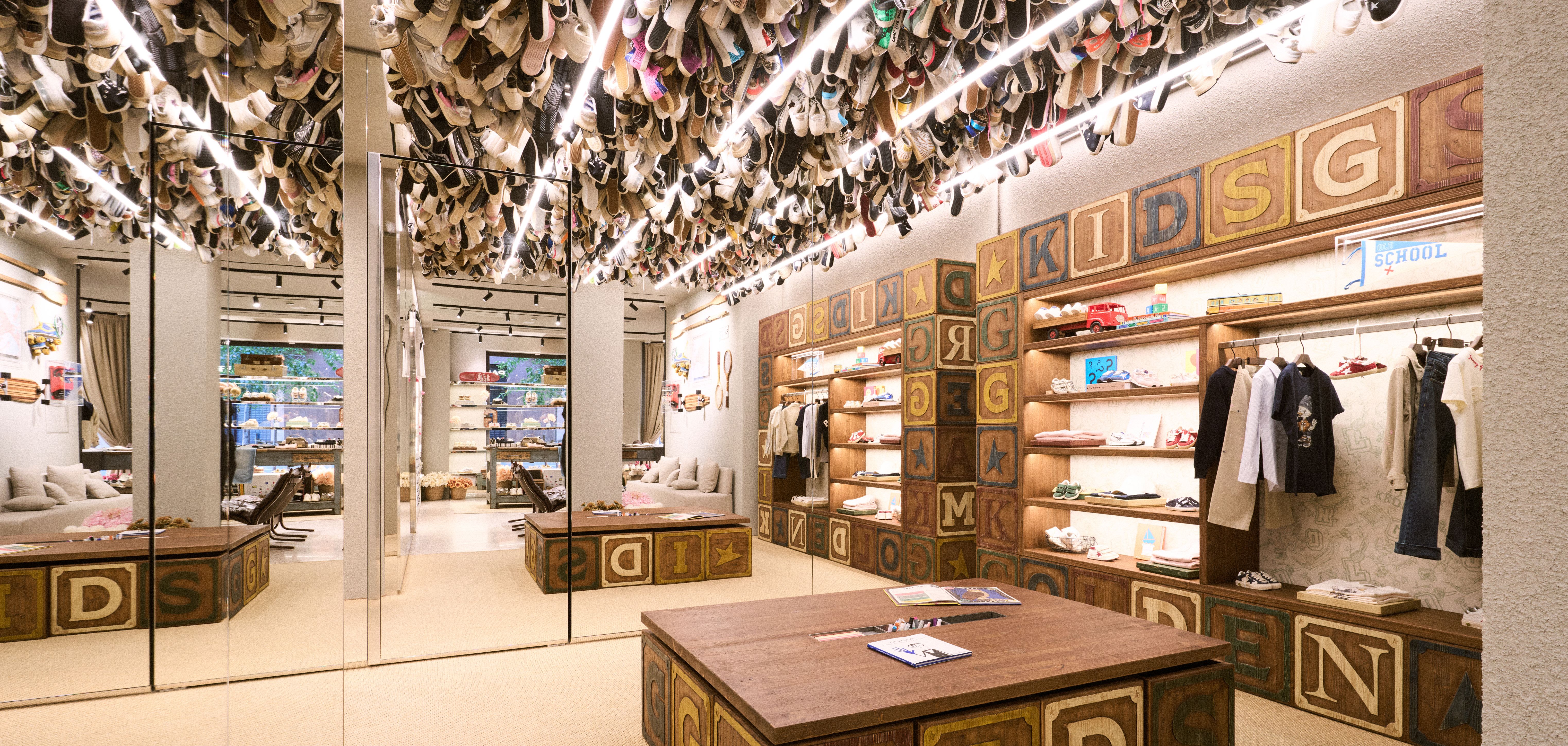 Golden Goose BARCELONA FLAGSHIP STORE 3 di 4