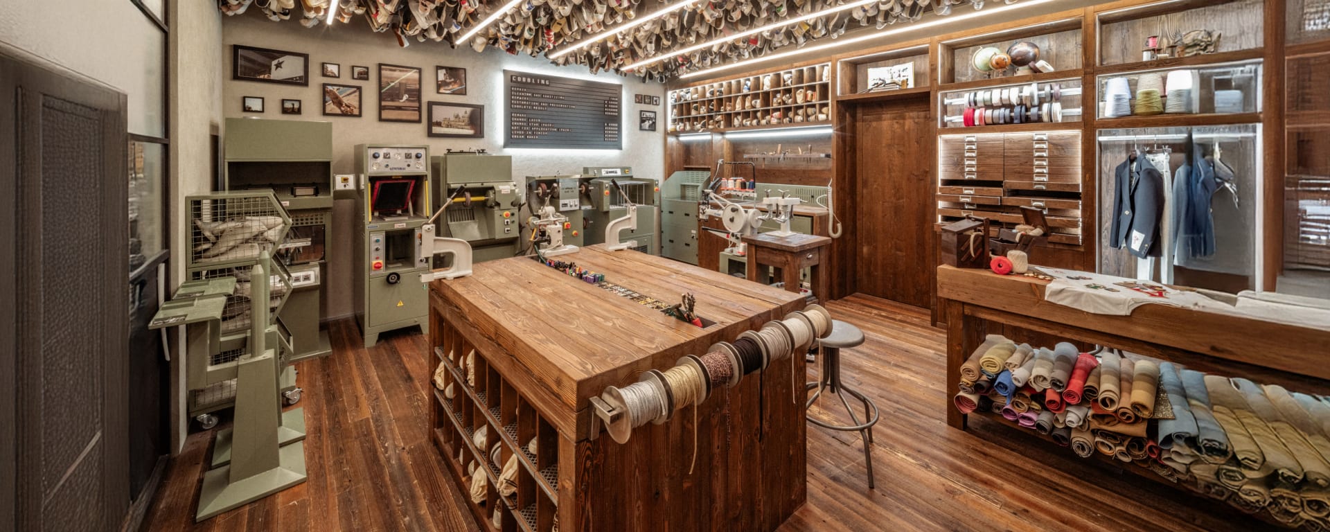 Golden Goose SEOUL FLAGSHIP STORE 1 di 1