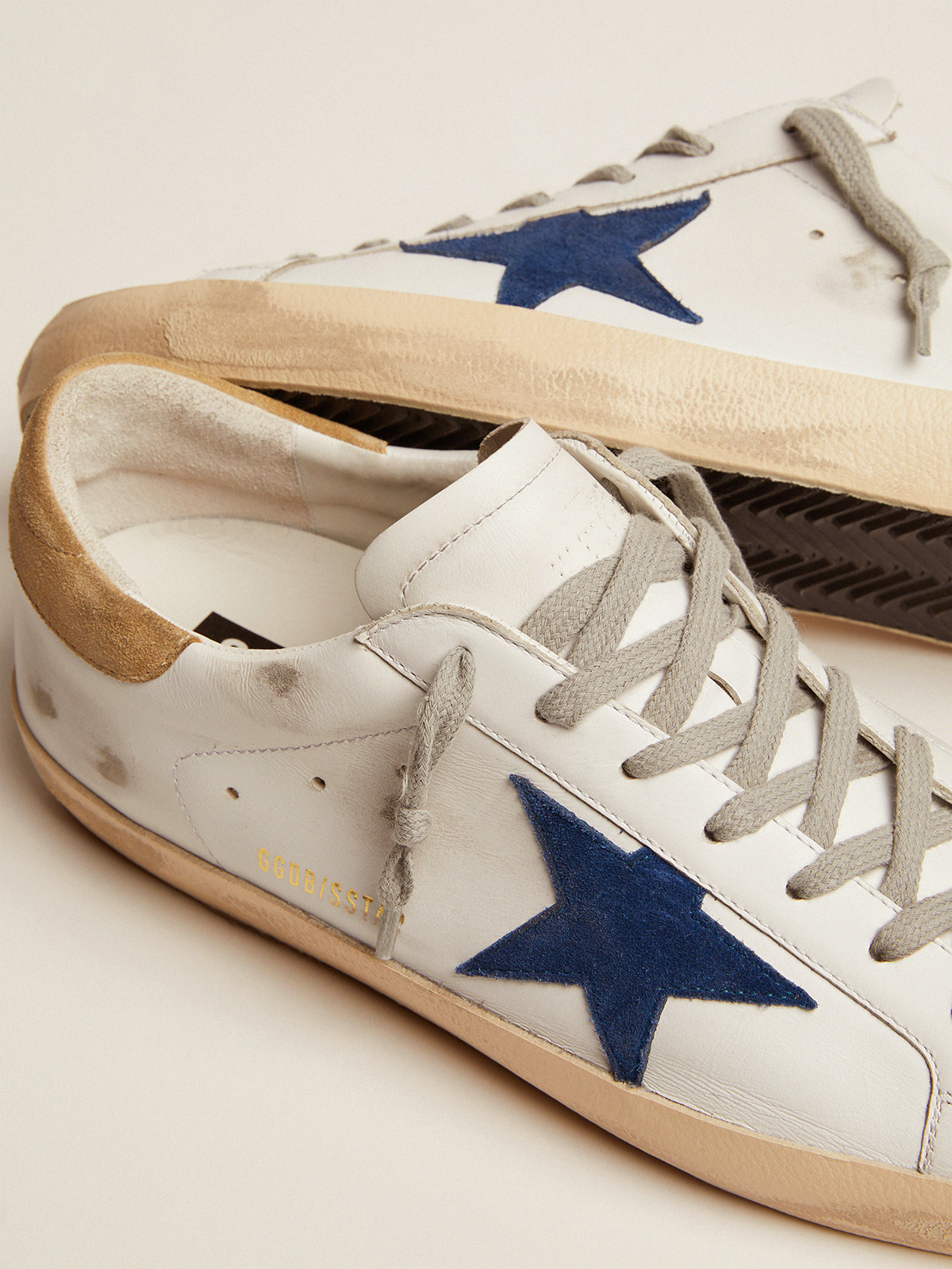 Super-Star sneakers with sand-colored suede heel tab and blue 