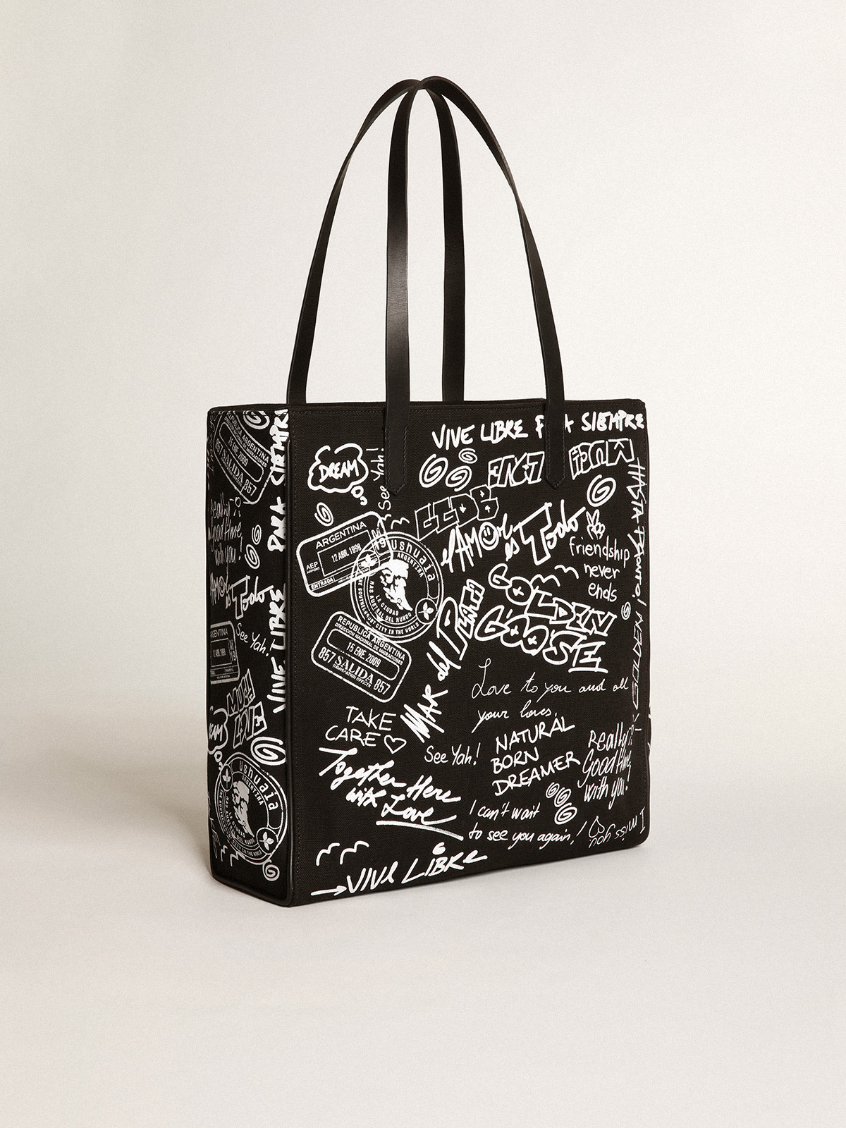 España el plastico entusiasmo Bolso California Bag North-South de color negro con estampado de grafiti  blanco en contraste | Golden Goose
