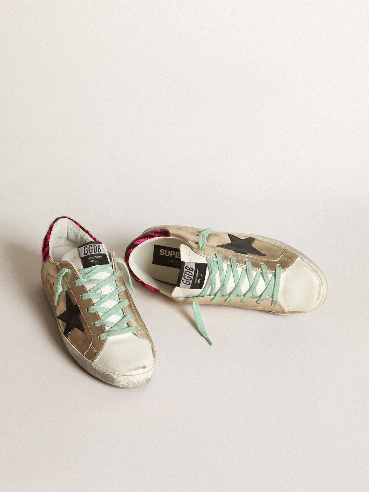 Sneakers Super Star dorate con talloncino zebrato Golden Goose