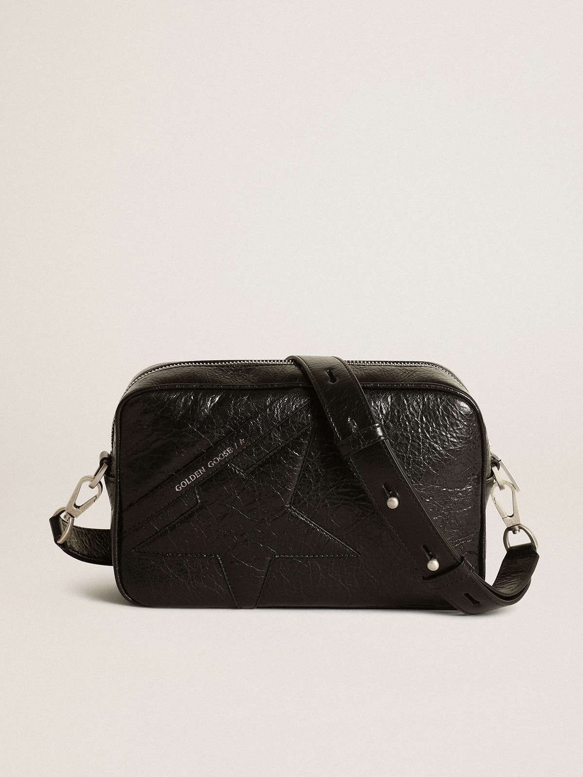 Bolso Star Bag piel brillante color negro con estrella tono sobre tono | Golden Goose
