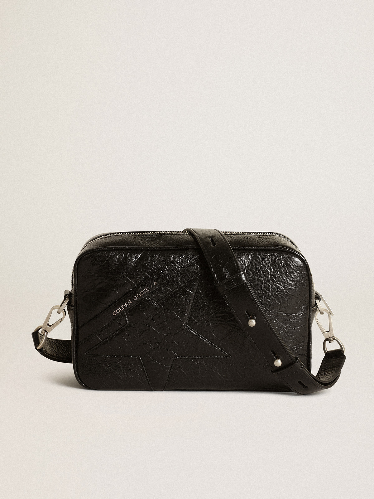 Bolso Star Bag de piel brillante negro con estrella sobre tono | Golden Goose