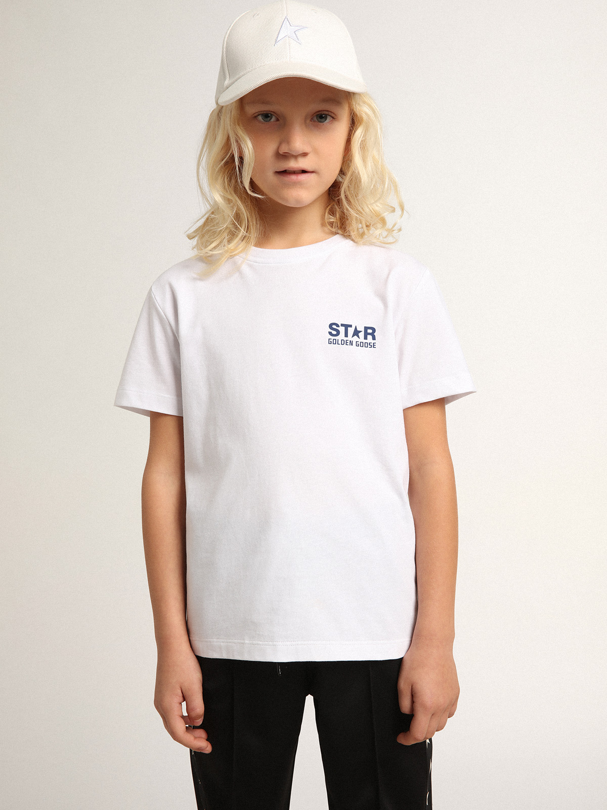 T shirt bianca da bambino con logo e stella blu scuro a contrasto