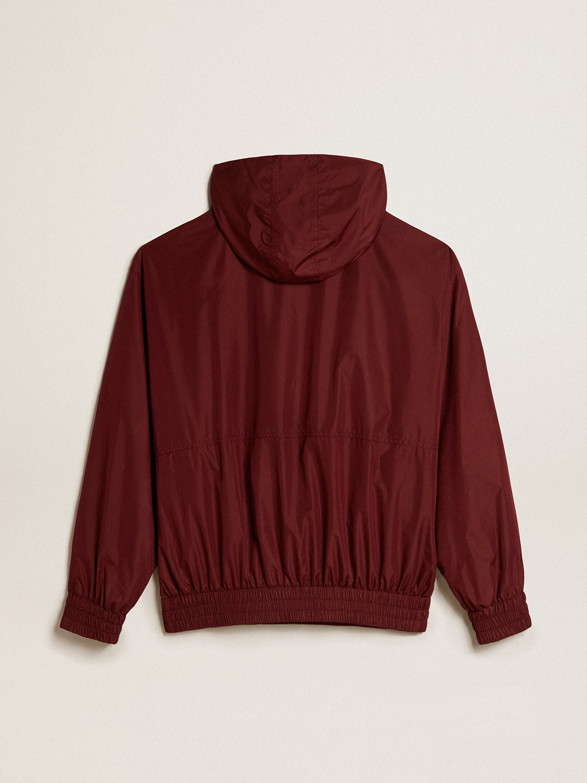 Pullover windbreaker with clearance hood