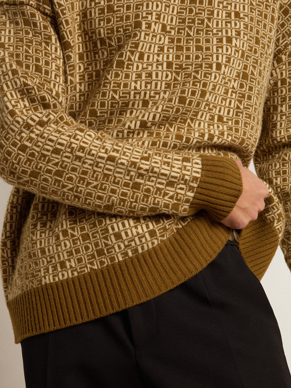 Round-neck sweater with olive-green jacquard lettering motif