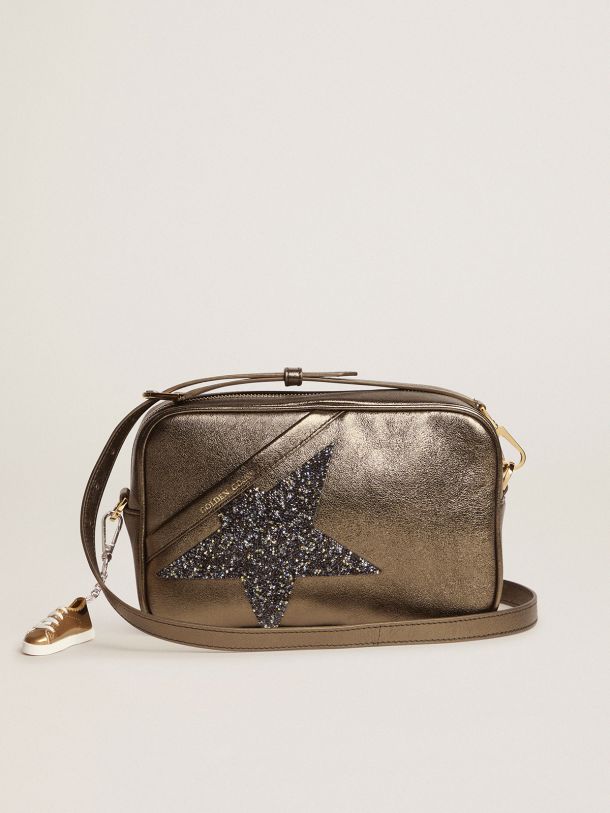 Golden Goose - Armeegrüne Tasche Star Bag  aus Metallic-Leder mit Stern aus Swarovski-Kristallen in 