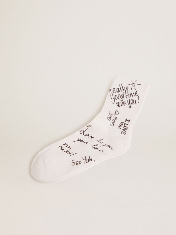 Optisch weiße Socken mit schwarzem Schriftzug