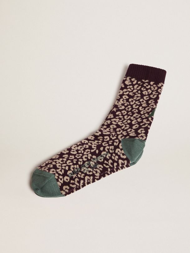 动物印花袜，底色为黑莓色，细节装饰为军绿色