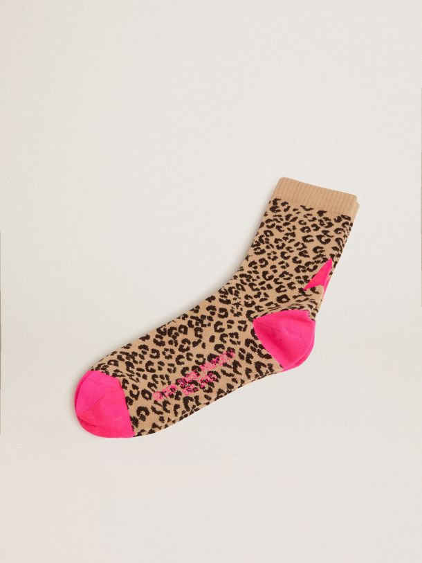 Animal-print socks with sand-colored base and fuchsia details