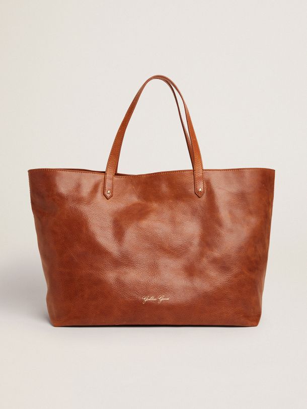Bolso Pasadena Bag color cuero con logotipo dorado por delante