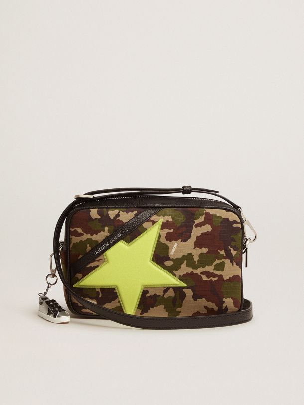 Golden Goose - Sac Star Bag à imprimé camouflage, étoile Golden Goose jaune fluo à petites paillettes irisées in 