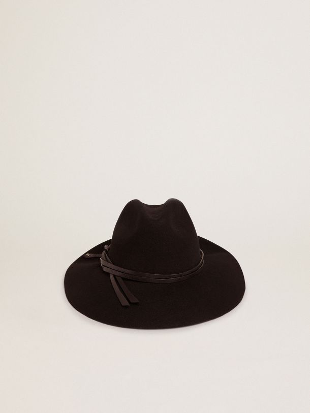 Chapeau noir avec bride en cuir