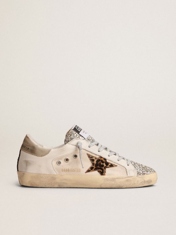 Golden Goose - Sneaker Super-Star con linguetta in glitter color platino e stella in cavallino leopardato in 