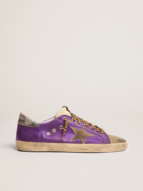 Golden Goose - Sneaker Super-Star in raso viola con stella in suede color tortora e talloncino in pelle laminata color argento in 