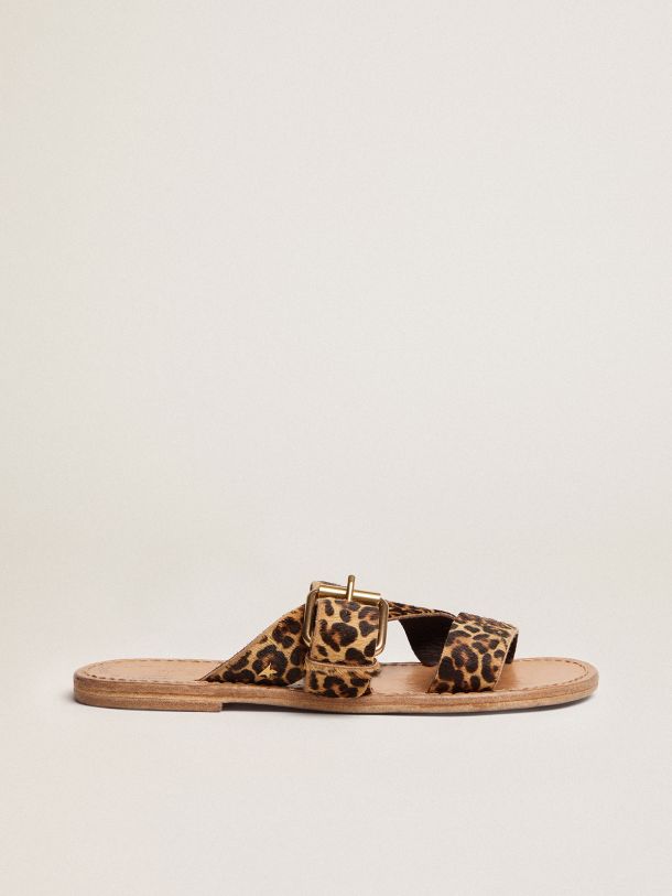 Sandales plates femme en cuir façon poulain à imprimé léopard