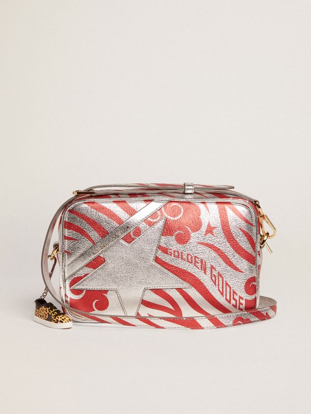 Bolso Star Bag de piel laminada color plateado con estrella tono sobre tono y estampado tigre CNY rojo