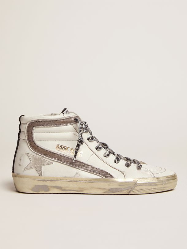 Golden Goose - Sneakers Slide avec étoile en daim blanc et virgule en cuir à imprimé lézard couleur tourterelle in 