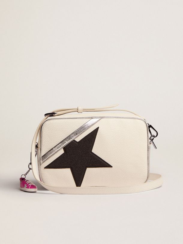 Golden Goose - Sac Star Bag en cuir grainé blanc avec liseré en cuir lamé argenté et étoile pailletée noire in 