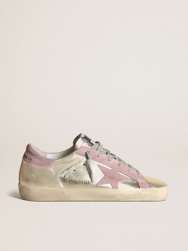 Golden Goose - Sneaker Super-Star LTD in pelle laminata color platino con stella e talloncino in suede rosa in 