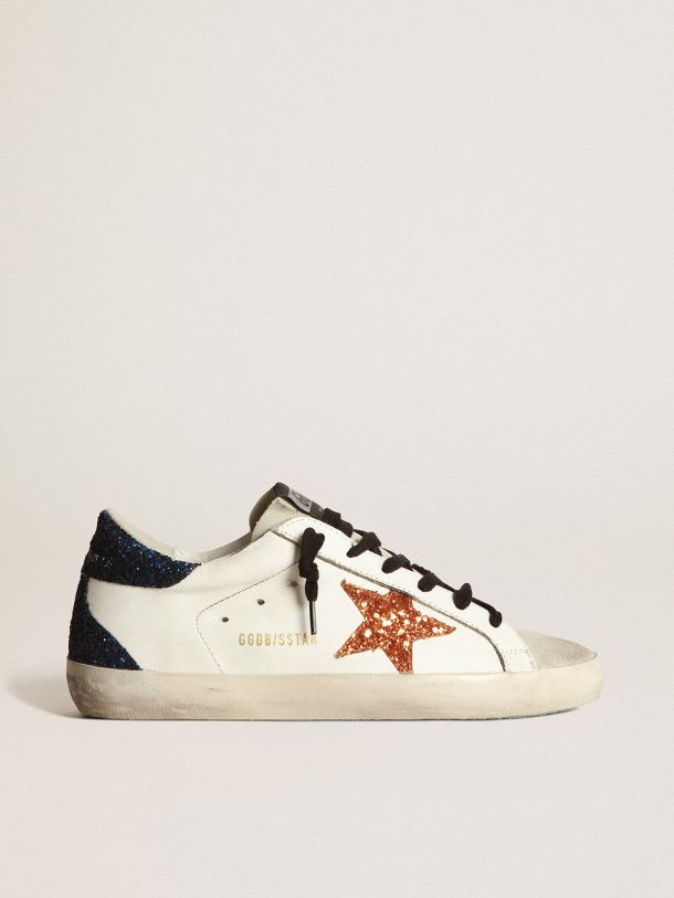 Golden Goose - Sneakers Super-Star avec étoile à paillettes rose pêche et contrefort à paillettes bleues in 