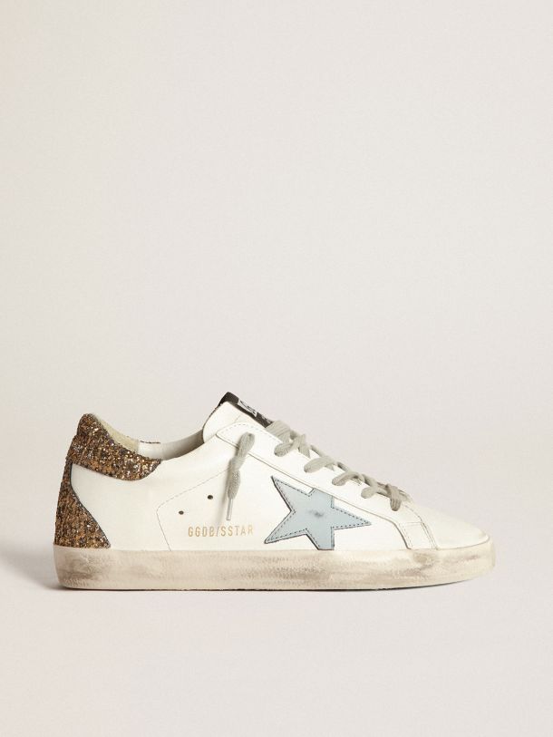 Golden Goose - Sneakers Super-Star avec étoile en cuir bleu clair et contrefort à paillettes dorées à imprimé croco in 