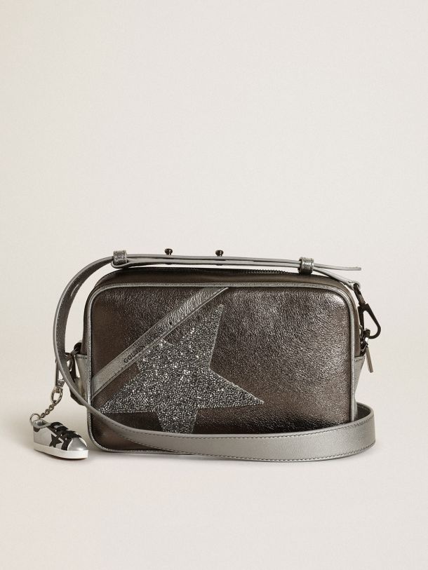 Golden Goose - Borsa Star Bag in pelle laminata color argento e grigio antracite con stella in cristalli Swarovski in 
