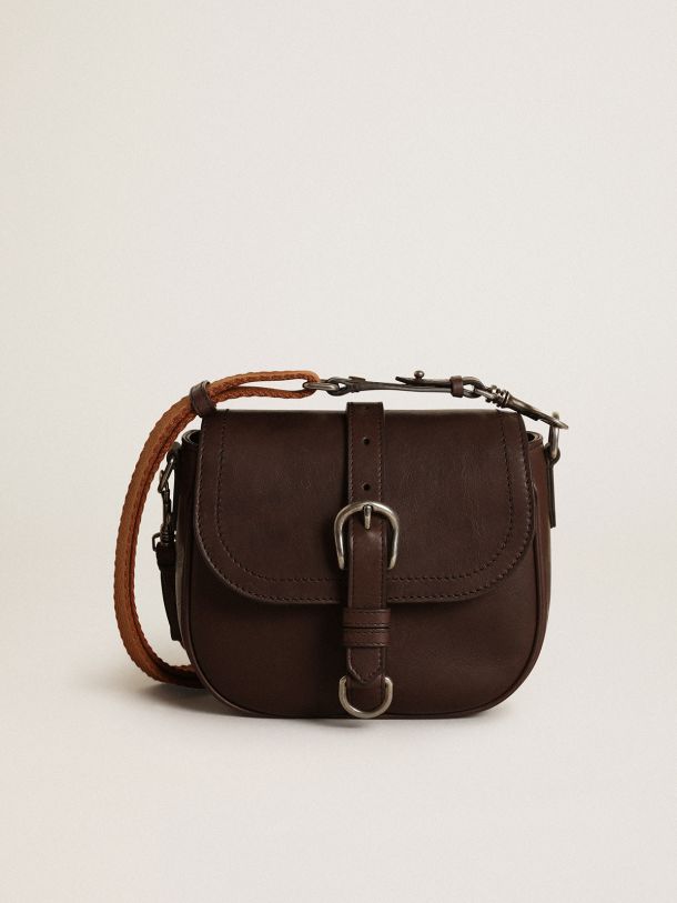 Bolsa Sally pequena de couro marrom-escuro com fivela e alça de ombro em contraste