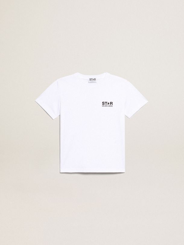 Camiseta blanca con logo y estrella negro en contraste