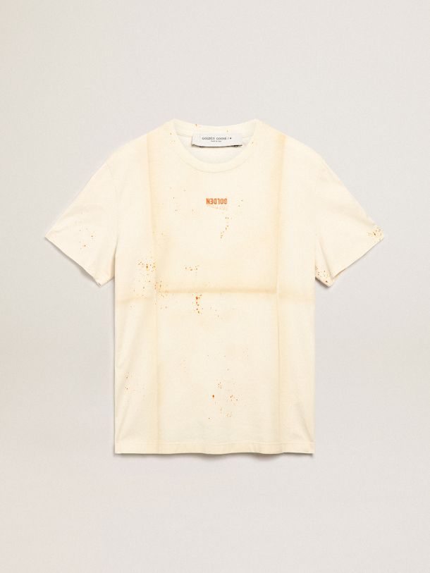 Golden Goose - T-shirt collection Journey blanc cassé à l’effet plié avec inscription Golden et éclaboussures couleur rouille in 