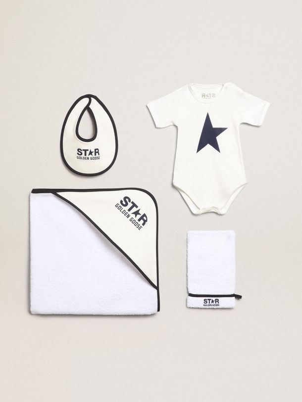 Paquete regalo con conjunto de baño de la colección Star en color blanco y blanco leche con perfiles y logotipo azul marino en contraste