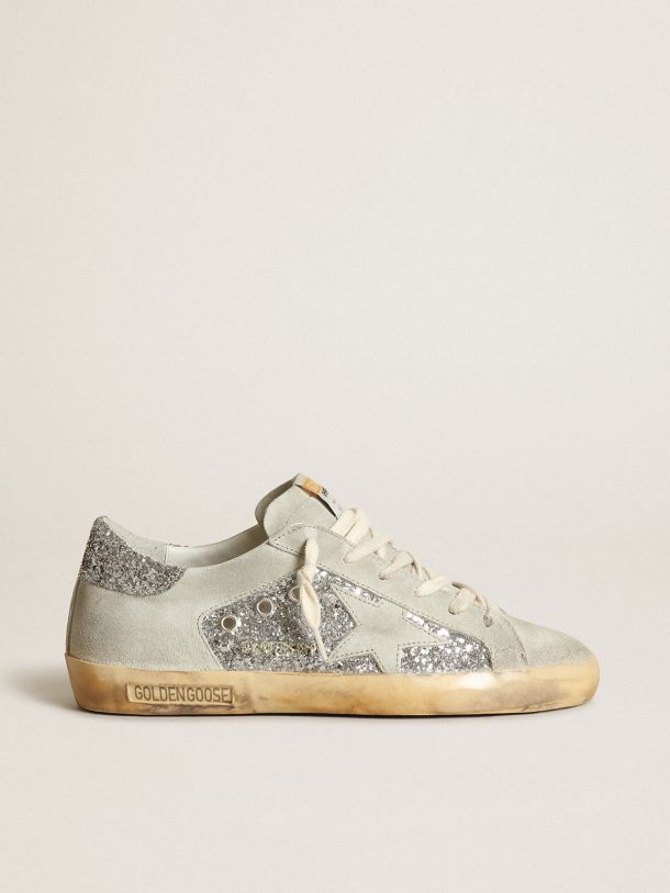 Golden Goose - Sneaker Super-Star in glitter argento con stella e inserti in suede color grigio ghiaccio in 