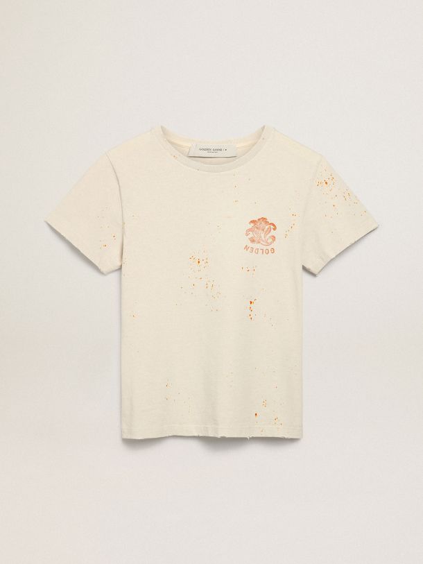 Golden Goose - T-Shirt aus der Journey Collection in Bone-White mit „Golden“-Aufschrift und Sprenkeln in Rostoptik in 