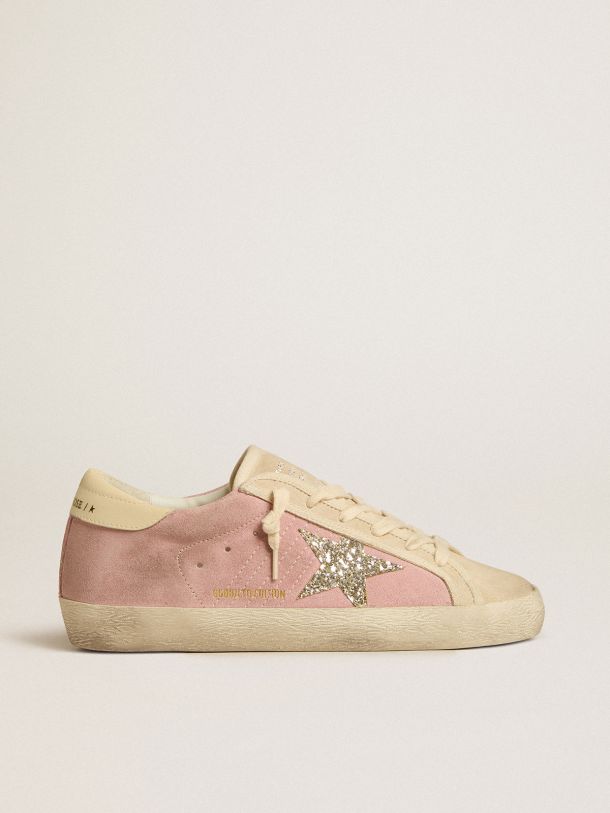 饰有铂金色晶灿闪粉星星图案的限量版 Super-Star 粉色和珍珠白色麂皮运动鞋