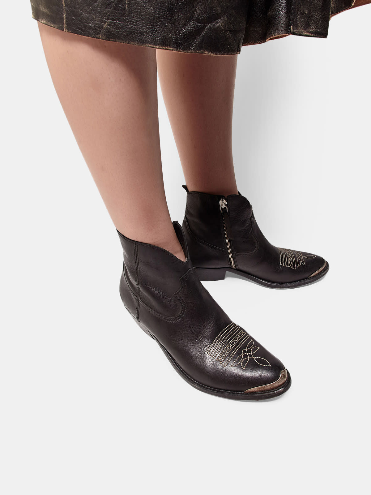 Young ankle boots in leather with cowboy-style decoration