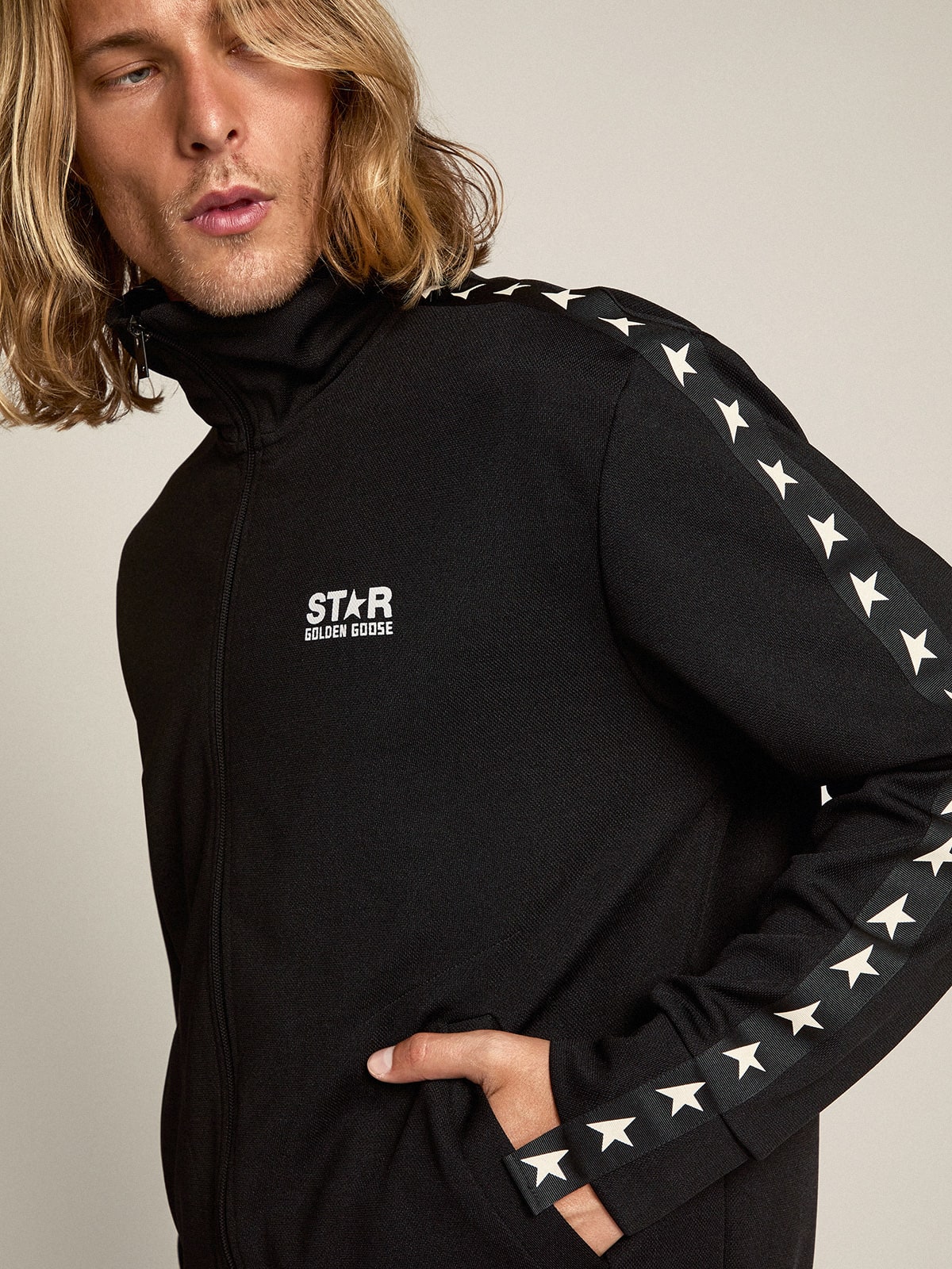 Sudadera negra con cremallera con estrellas blancas para hombre