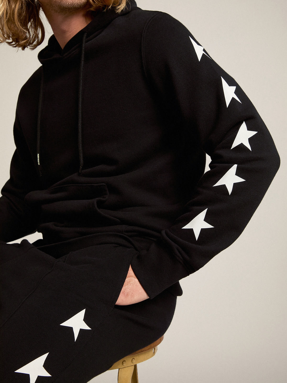Golden Goose - Pantalon de jogging de couleur noire avec étoiles blanches contrastées in 