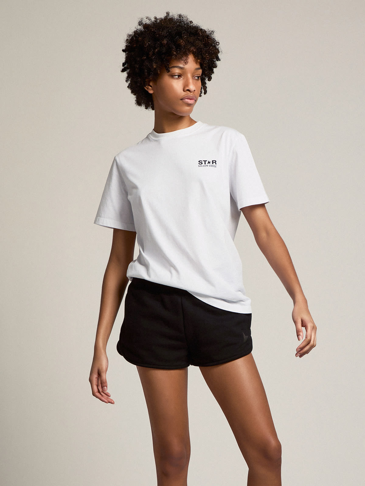 Golden Goose - Camiseta feminina branca com logo e estrela pretos em contraste in 