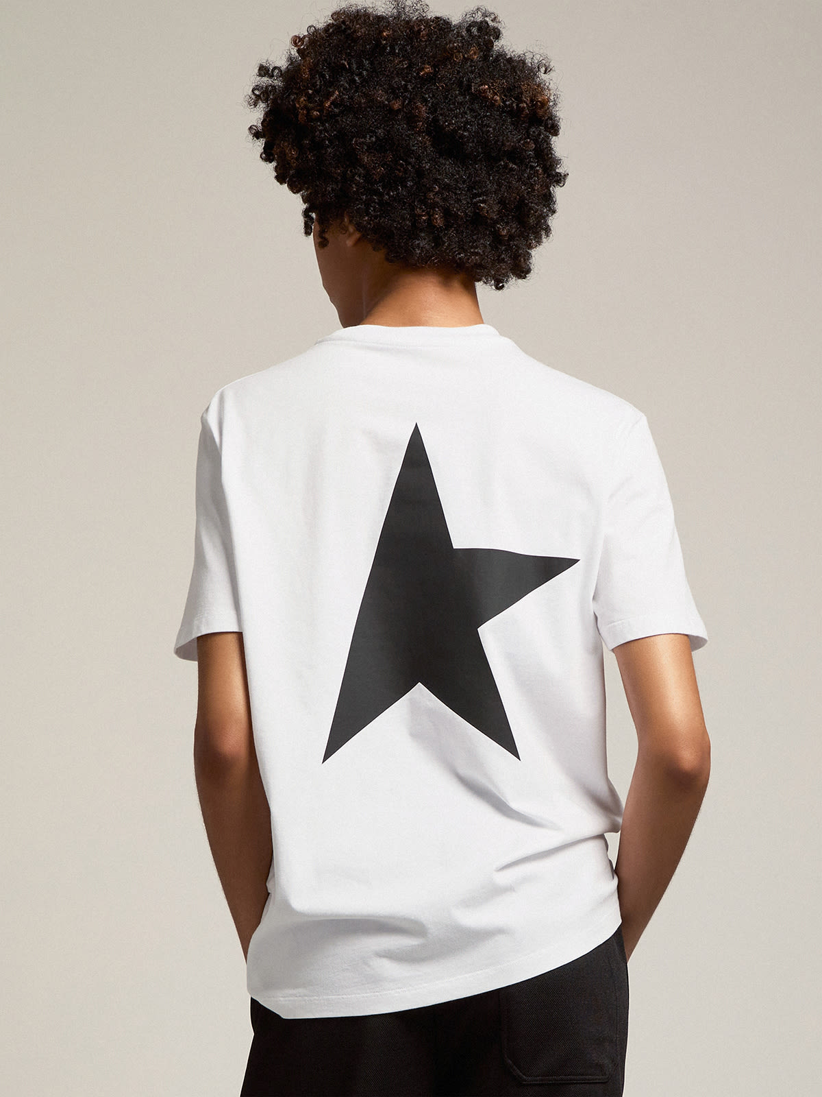 Golden Goose - Camiseta blanca de mujer de la Colección Star con logotipo y estrella de color negro en contraste in 