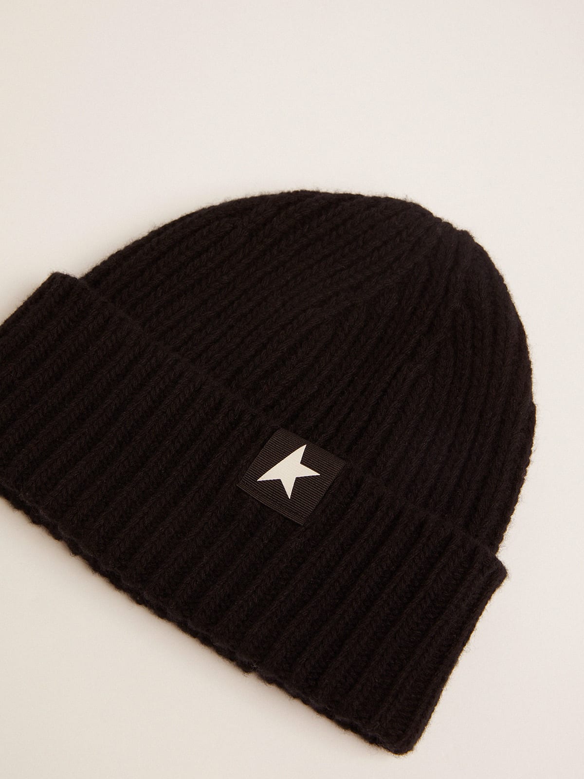 Golden Goose - Bonnet en laine de couleur noire avec étoile blanche contrastée in 