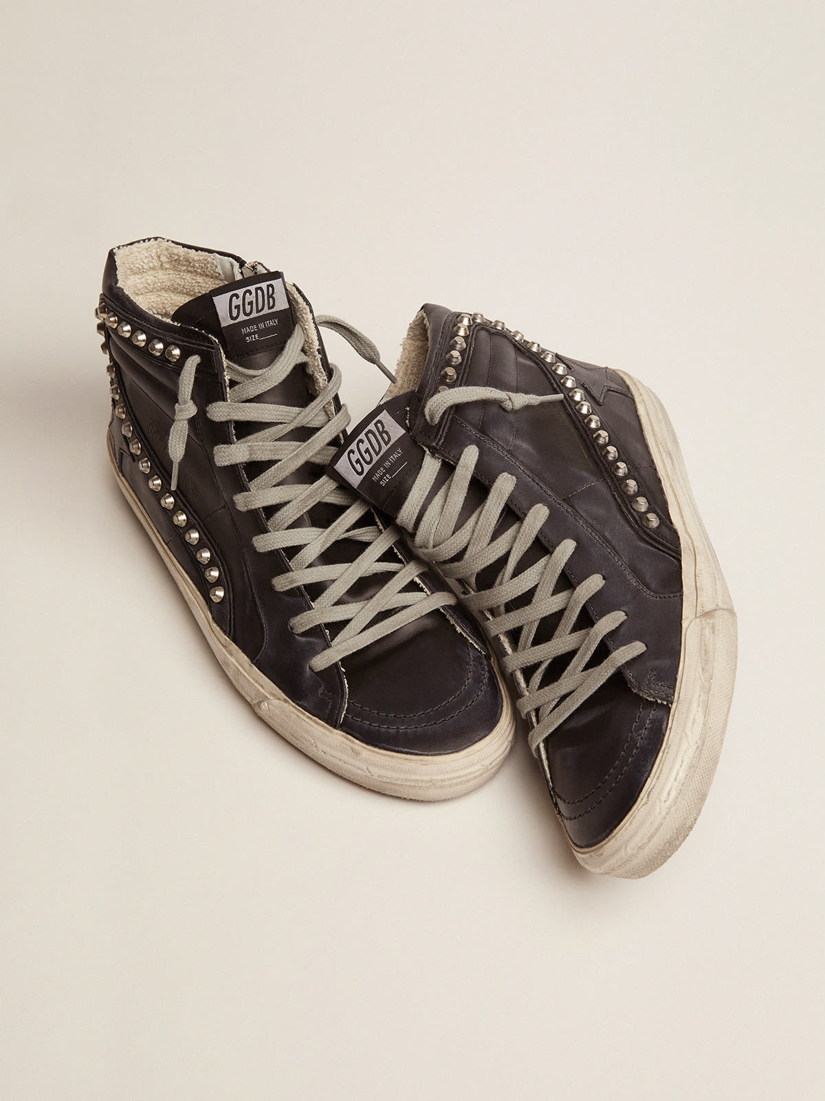 Golden Goose - Slide masculino preto com tachas aplicadas in 